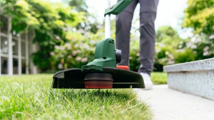 Триммер садовый аккумуляторный Bosch UniversalGrassCut 18V-260 1х2.5А·час 26см 2.3кг