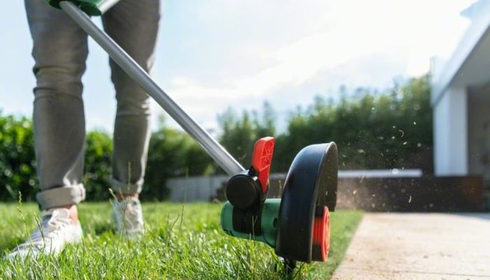 Триммер садовый аккумуляторный Bosch UniversalGrassCut 18V-260 1х2.5А·час 26см 2.3кг