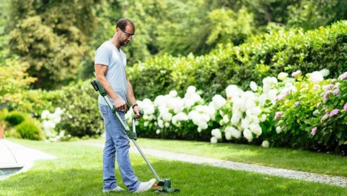 Триммер садовый аккумуляторный Bosch UniversalGrassCut 18V-260 1х2.5А·час 26см 2.3кг