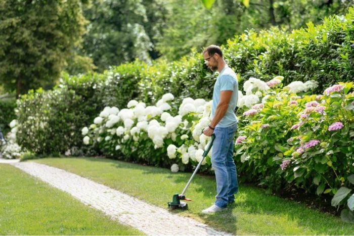 Триммер садовый аккумуляторный Bosch UniversalGrassCut 18V-260 1х2.5А·час 26см 2.3кг