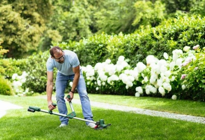 Триммер садовый аккумуляторный Bosch UniversalGrassCut 18V-260 1х2.5А·час 26см 2.3кг