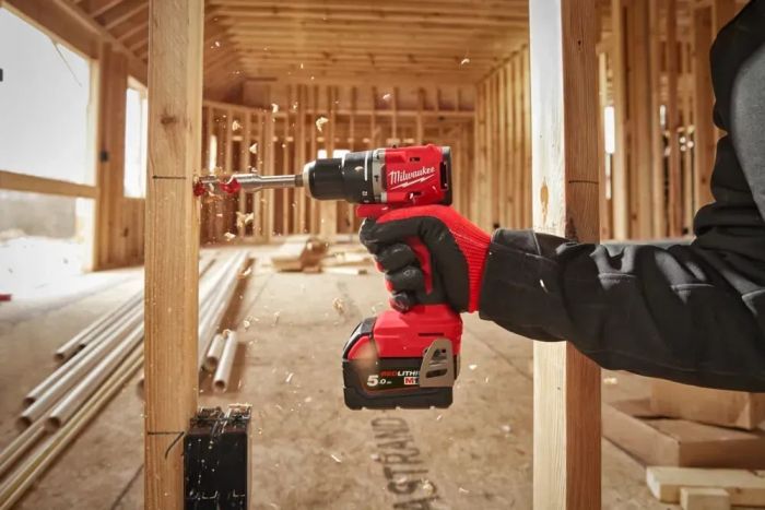 Шуруповерт-дрель аккумуляторная Milwaukee M18 BLPDRC-502C 18В 2х5А·час М12-М18 60Нм 0·1700об·мин 1.5кг