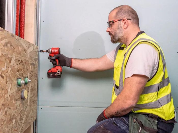 Винтоверт ударный аккумуляторный Milwaukee M18 BLIDRC-402C 18В АКБ 2х4А·час 0-3600об·мин 190Нм ЗП M12-18C кейс 1.3кг