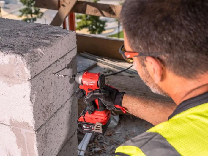 Винтоверт ударный аккумуляторный Milwaukee M18 BLIDRC-402C 18В АКБ 2х4А·час 0-3600об·мин 190Нм ЗП M12-18C кейс 1.3кг