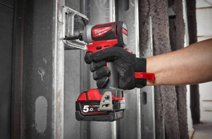 Винтоверт ударный аккумуляторный Milwaukee M18 BLID2-0X 18В 1700-3400об·мин 180Нм кейс 1.7кг без АКБ и ЗП