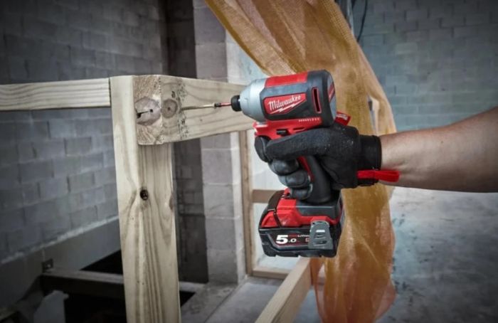 Винтоверт ударный аккумуляторный Milwaukee M18 BLID2-0X 18В 1700-3400об·мин 180Нм кейс 1.7кг без АКБ и ЗП