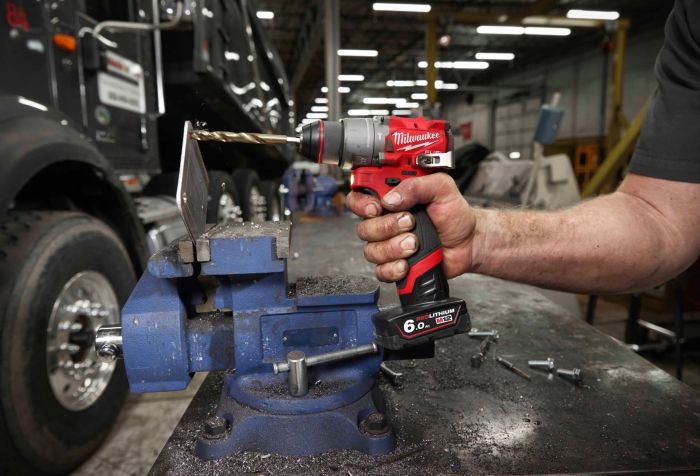 Набор из двух аккумуляторных инструментов Milwaukee M12 FPP2A2-402X шуруповерт-дрель M12 FPD2-0 вертолет M12 FID2-0 акб М12 2х4А·час ЗП C12C кейс