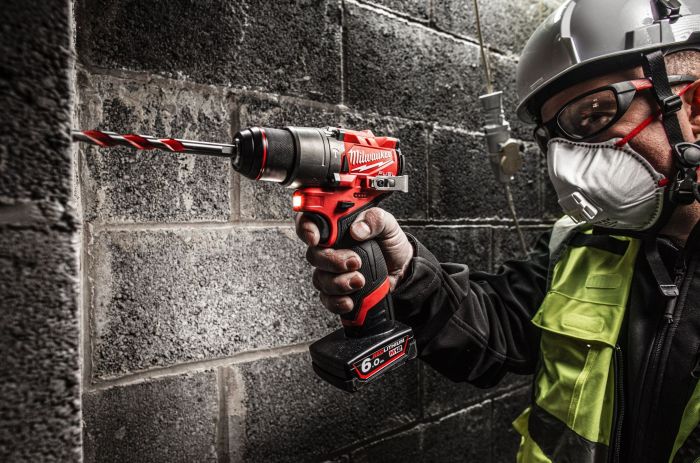 Набор из двух аккумуляторных инструментов Milwaukee M12 FPP2A2-402X шуруповерт-дрель M12 FPD2-0 вертолет M12 FID2-0 акб М12 2х4А·час ЗП C12C кейс