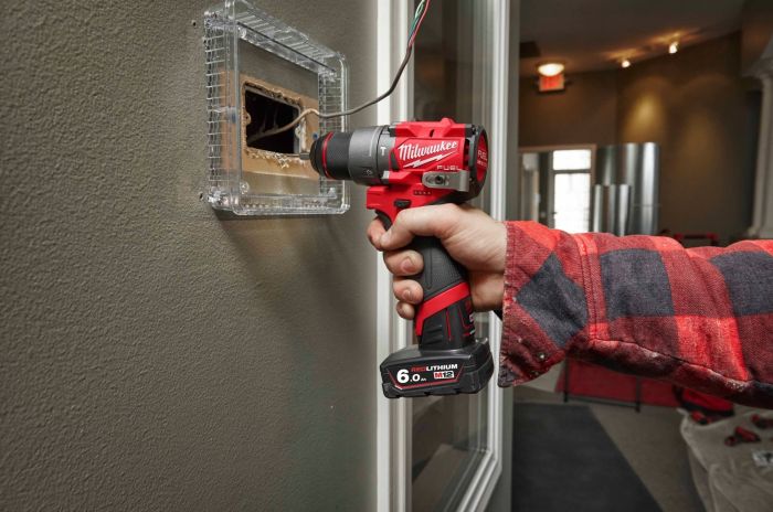 Набор из двух аккумуляторных инструментов Milwaukee M12 FPP2A2-402X шуруповерт-дрель M12 FPD2-0 вертолет M12 FID2-0 акб М12 2х4А·час ЗП C12C кейс