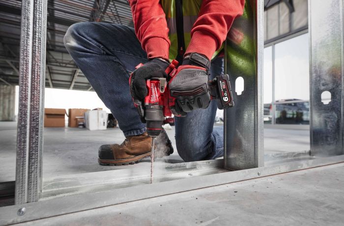 Набор из двух аккумуляторных инструментов Milwaukee M12 FPP2A2-402X шуруповерт-дрель M12 FPD2-0 вертолет M12 FID2-0 акб М12 2х4А·час ЗП C12C кейс