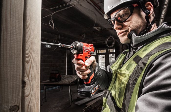 Набор из двух аккумуляторных инструментов Milwaukee M12 FPP2A2-402X шуруповерт-дрель M12 FPD2-0 вертолет M12 FID2-0 акб М12 2х4А·час ЗП C12C кейс