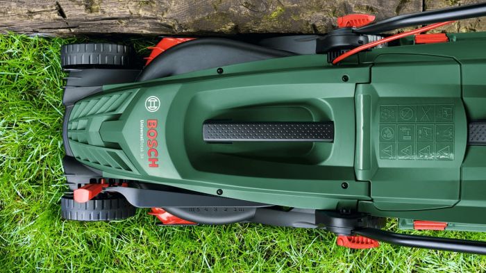Газонокосилка сетевая Bosch UniversalRotak 34-405 1300Вт 34см 40л 27-50мм 11кг