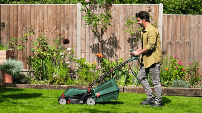 Газонокосилка сетевая Bosch UniversalRotak 37-555 1400Вт 37см 40л 27-50мм 15.5кг