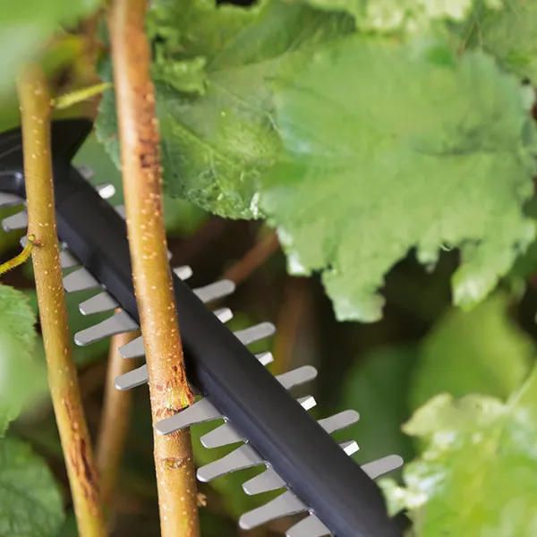 Кусторез аккумуляторный Bosch UniversalHedgeCut 18V-50 18В 50мм шаг реза 20мм 2.3кг без АКБ и ЗП
