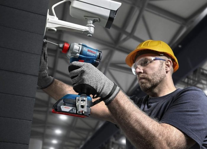 Гвинтоверт ударний акумуляторний Bosch Professional GDR 18V-215 18В АКБ 2х2А·год 3800об/хв 215Нм M6-M16 ЗП GAL18V-20 кейс 1кг