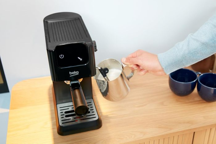 Кавоварка Beko ріжкова 1.1л, мелена, ручний капучинатор, підігрів чашок, авторецептів - 2, дисплей, чорний