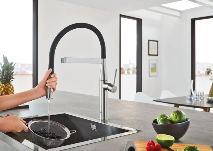 Змішувач для кухні Grohe Essence, довж.виливу - 240мм, поворотний/гнучкий, 1важіль, супер сталь