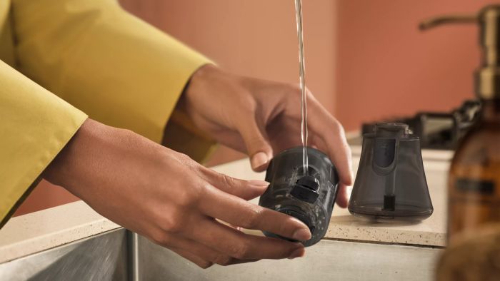 Отпариватель Philips компактный Series 7000, 1500Вт, 100 и 200мл, паровой удар -28гр, перчатка, чехол, нерж. сталь, белый
