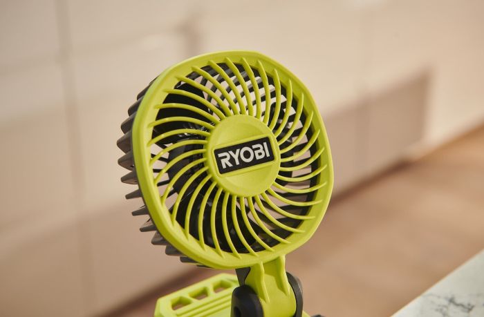 Вентилятор аккумуляторный клипса Ryobi USB Lithium RCF4-0 4В 3800об·мин вращение 325° поворот 180° 2 скорости 0.29кг без АКБ и ЗУ