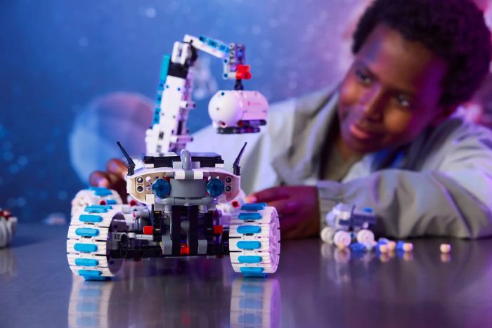 Конструктор LEGO Technic Луноход Lunar Outpost. Космический корабель