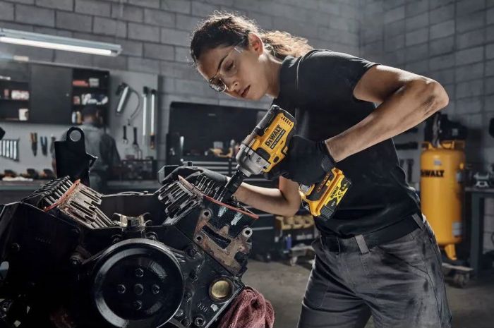 Гайковерт ударный DeWalt XR Li-Ion бесщеточный 18В 1084Нм 2000об·мин 3250уд/мин 1/2" 1.67кг без АКБ и ЗП и чемодана