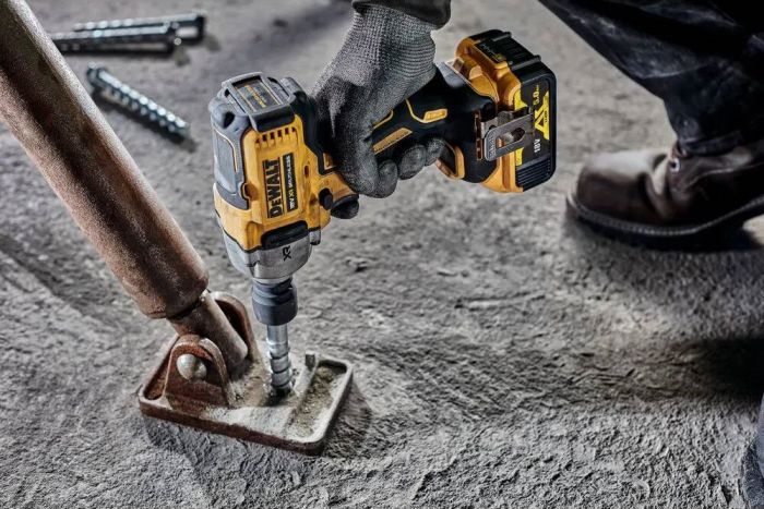 Гайковерт ударный DeWalt XR Li-Ion бесщеточный 18В 1084Нм 2000об·мин 3250уд/мин 1/2" 1.67кг без АКБ и ЗП и чемодана