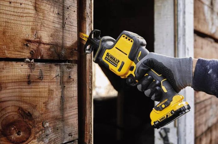 Пила сабельная аккумуляторная DeWalt 10.8/12В XR Li-lon бесщеточная 0-2800ход/мин 16мм 1.38кг без АКБ и ЗП