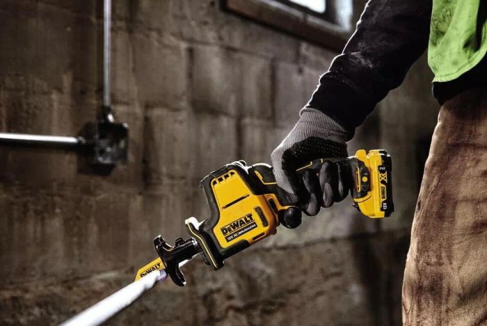 Пила сабельная аккумуляторная DeWalt 10.8/12В XR Li-lon бесщеточная 0-2800ход/мин 16мм 1.38кг без АКБ и ЗП