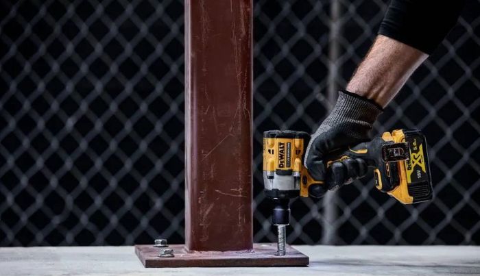 Гайковерт ударный DeWalt XR Li-Ion бесщеточный 18В 610Нм 2500об·мин 3550уд/мин 1/2" 1.1кг без АКБ и ЗП