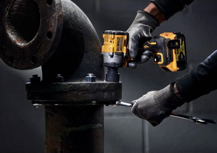 Гайковерт ударный DeWalt XR Li-Ion бесщеточный 18В 610Нм 2500об·мин 3550уд/мин 1/2" 1.1кг без АКБ и ЗП