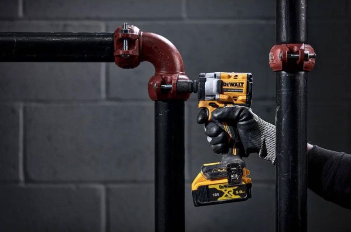 Гайковерт ударный DeWalt XR Li-Ion бесщеточный 18В 610Нм 2500об·мин 3550уд/мин 1/2" 1.1кг без АКБ и ЗП