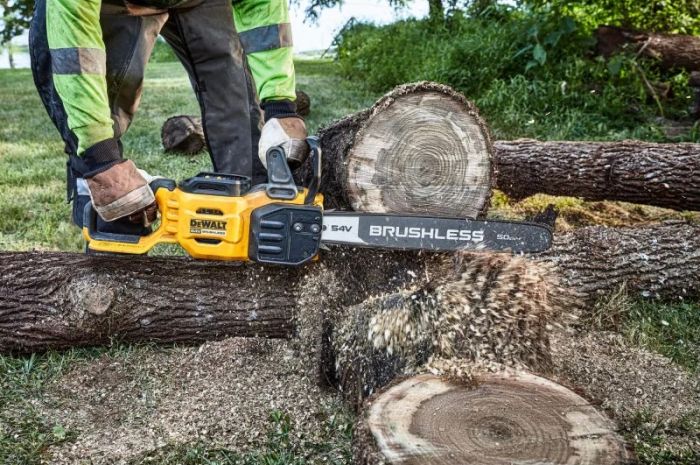 Пила цепная аккумуляторная DeWalt бесщеточная 54В XR FLEXVOLT шина 50см OREGON 3/8 1.3мм 5.7кг без АКБ и ЗП