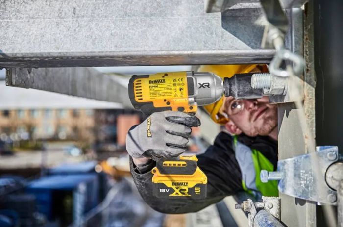 Гайковерт ударний DeWalt XR Li-Ion 18В акб 2х5А·год 1898Нм 2300об/хв 2200уд/хв 1/2" ЗП кейс 2.9кг