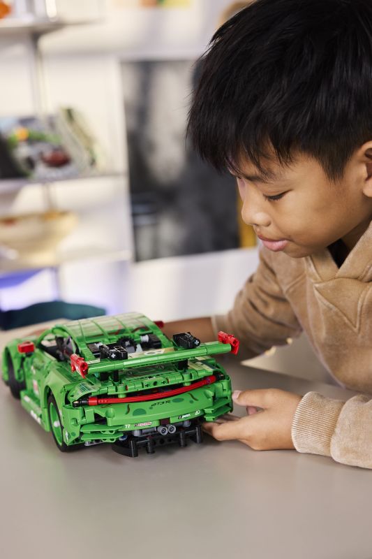 Конструктор LEGO Technic Автомобиль Porsche 911 GT3 R REXY AO Racing