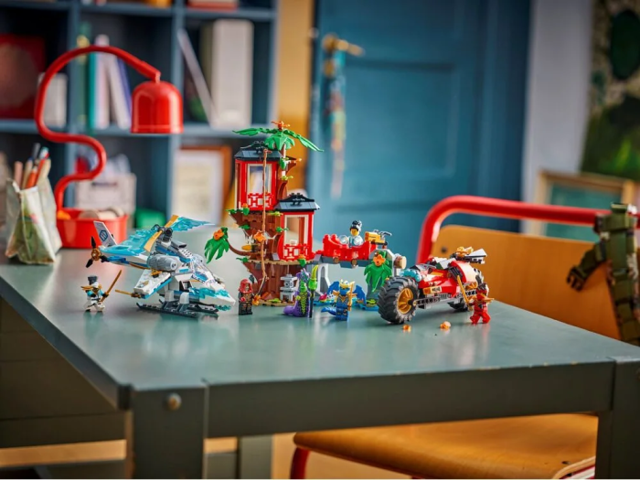 Конструктор LEGO Ninjago Автомобильная битва ниндзя возле дома на дереве