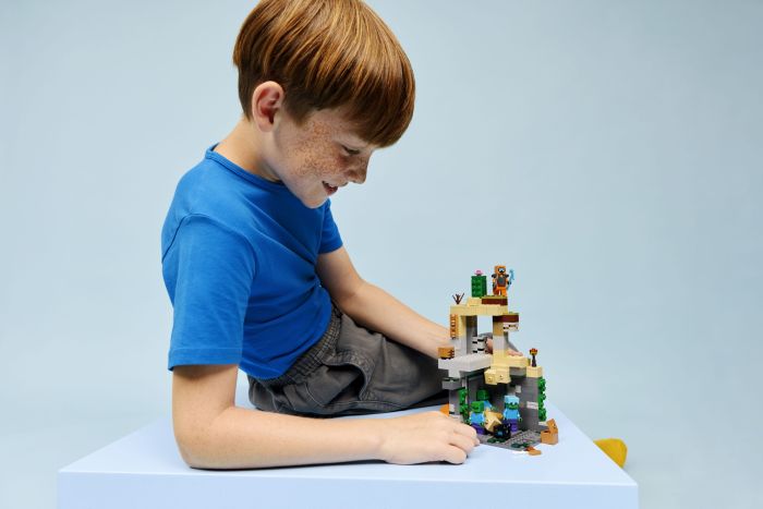 Конструктор LEGO Minecraft Подземелье зомби