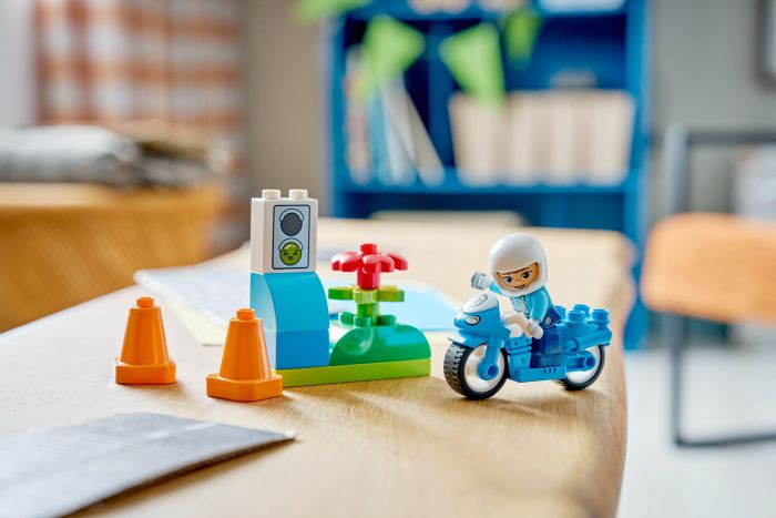 Конструктор LEGO DUPLO Town Синий полицейский мотоцикл