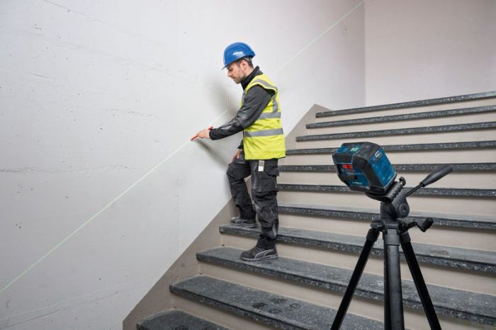 Нівелір лазерний Bosch Professional GLL 20-22 G 3.7В/4АА до 20м ±0.3мм/м зелений промінь чохол IP 65 0.59кг
