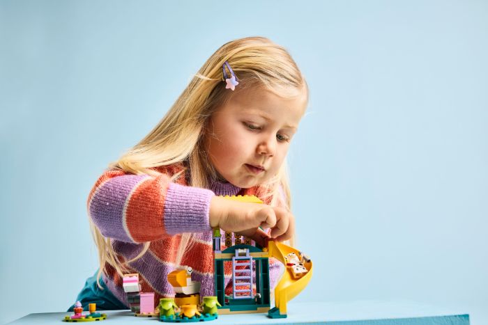 Конструктор LEGO Bluey Веселощі з Блуї та Хлоєю на ігровому майданчику