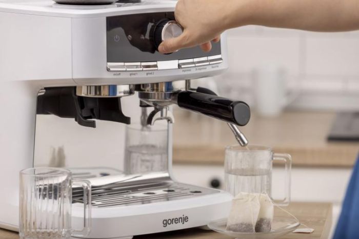 Кавоварка Gorenje ріжкова 2.5л, кавомолка 0,25л, капучинатор, кнопочне керування, білий