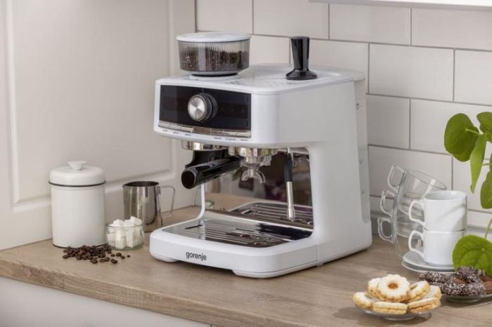 Кавоварка Gorenje ріжкова 2.5л, кавомолка 0,25л, капучинатор, кнопочне керування, білий