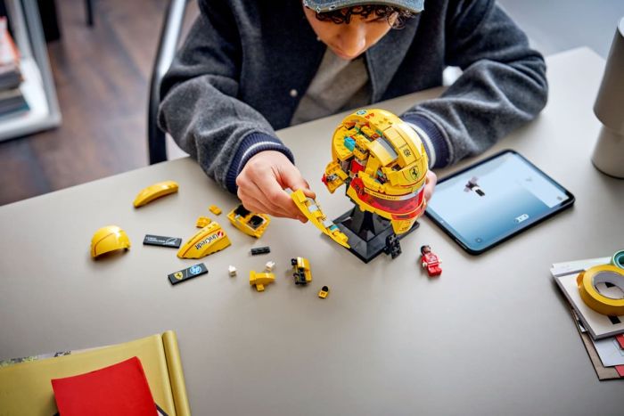 Конструктор LEGO Editions Formula 1 Шолом Льюїса Гамільтона з команди Scuderia Ferrari HP