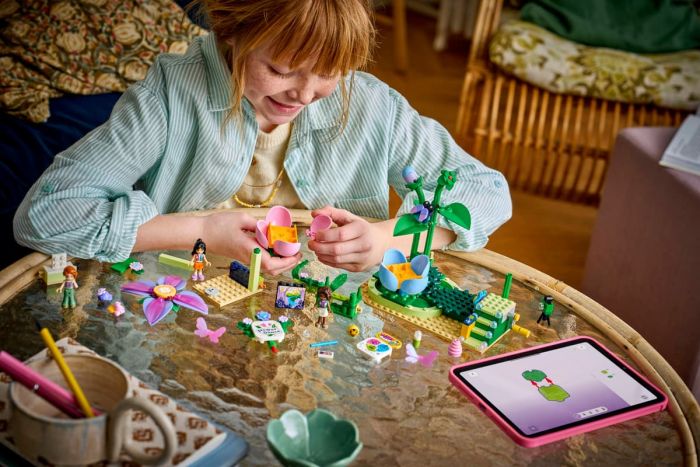 Конструктор LEGO Friends Карусель с цветами и чашками и сказочная фотобудка