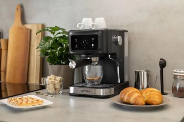 Кавоварка Gorenje ріжкова 1.5л, мелена, ручний капучинатор, чорний