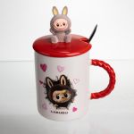 Чашка порцелянова з кришкою і ложкою Labubu 400 (мл) подарункова кружка прикольна чашка для дітей на подарунок Червоний FM-35D