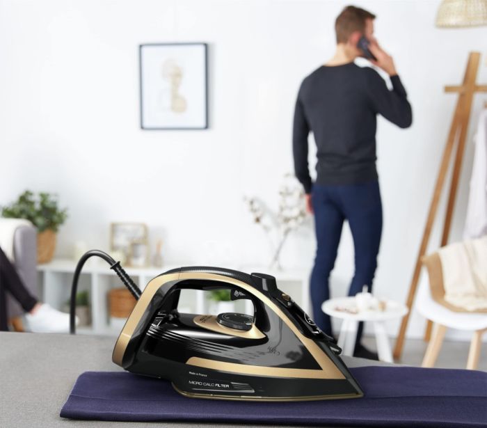 Утюг Tefal Puregliss, 3000Вт, 270мл, паровой удар -280гр, постоянный пар - 50гр, керам. подошва, черно-медный