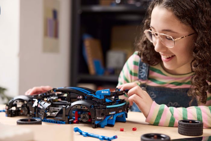 Конструктор LEGO Technic Автомобіль для перегонів Porsche GT4 e-Performance