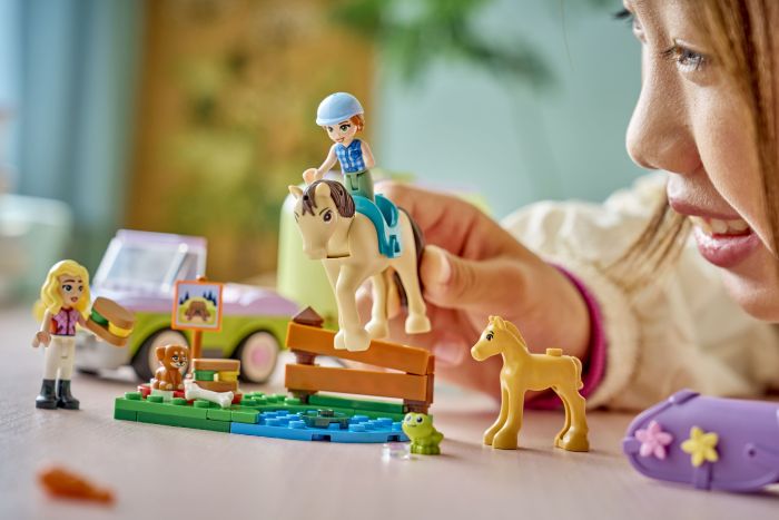 Конструктор LEGO Friends Причіп для коня й лошати