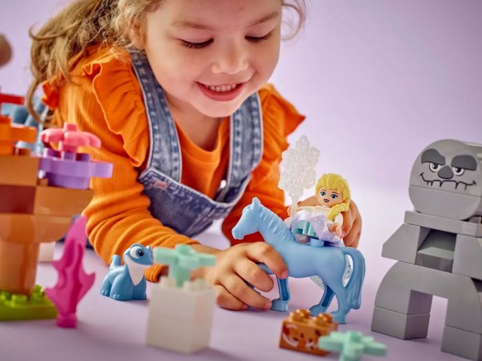 Конструктор LEGO DUPLO Disney Ельза и Бруни в волшебном лесу