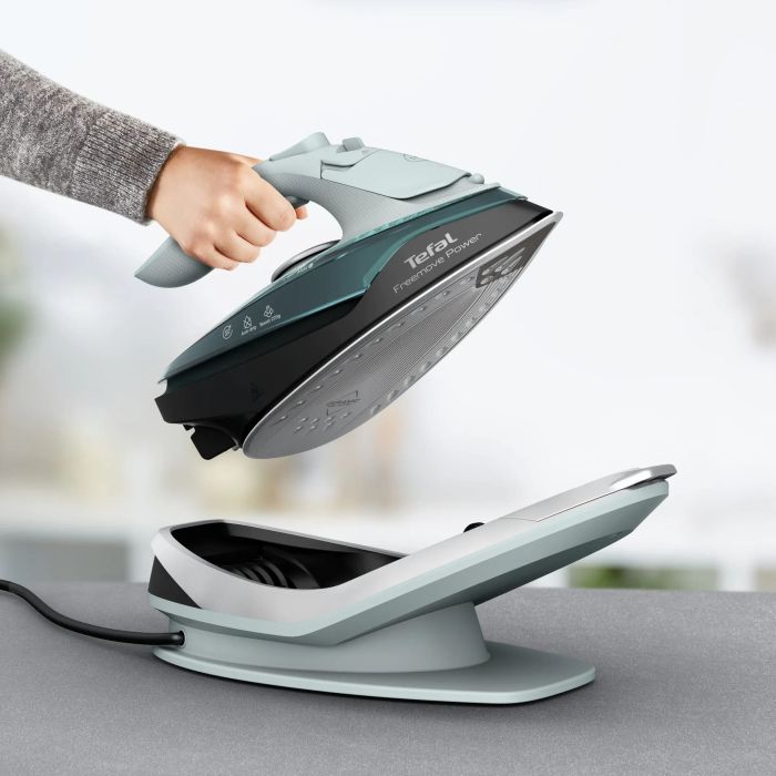 Праска Tefal безпровідна Freemove Power, 2600Вт, 250мл, паровий удар -220гр, постійна пара - 40гр, база для заряджання, автовимкнення, керам. підошва, зелений